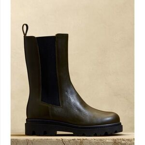 Banana Republic Hudson tall leather lug sole Chelsea boot. Size 9, olive green!